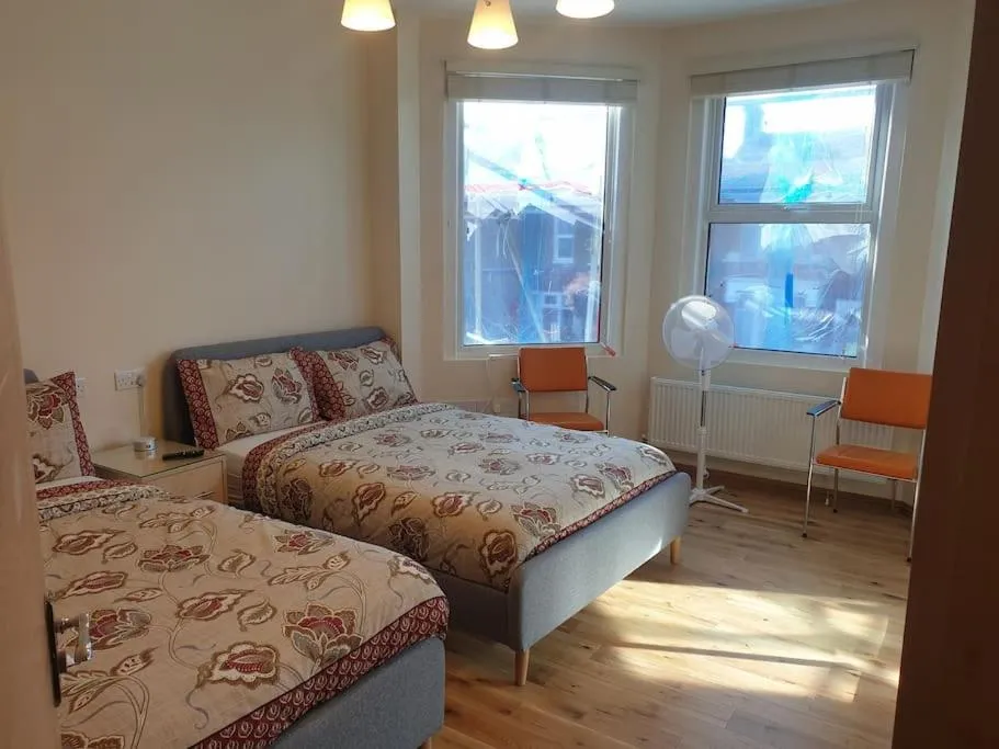 Image 2 of London Luxury 2 bedroom flat 4 mins to Ilford Stn Sleeps x8 Free Parking