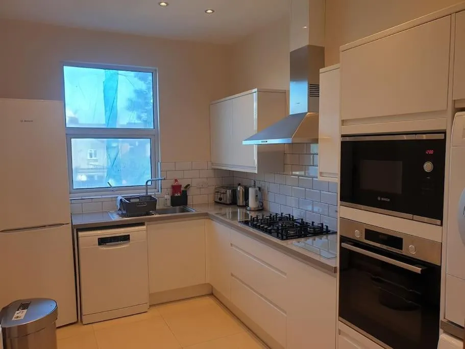Image 3 of London Luxury 2 bedroom flat 4 mins to Ilford Stn Sleeps x8 Free Parking