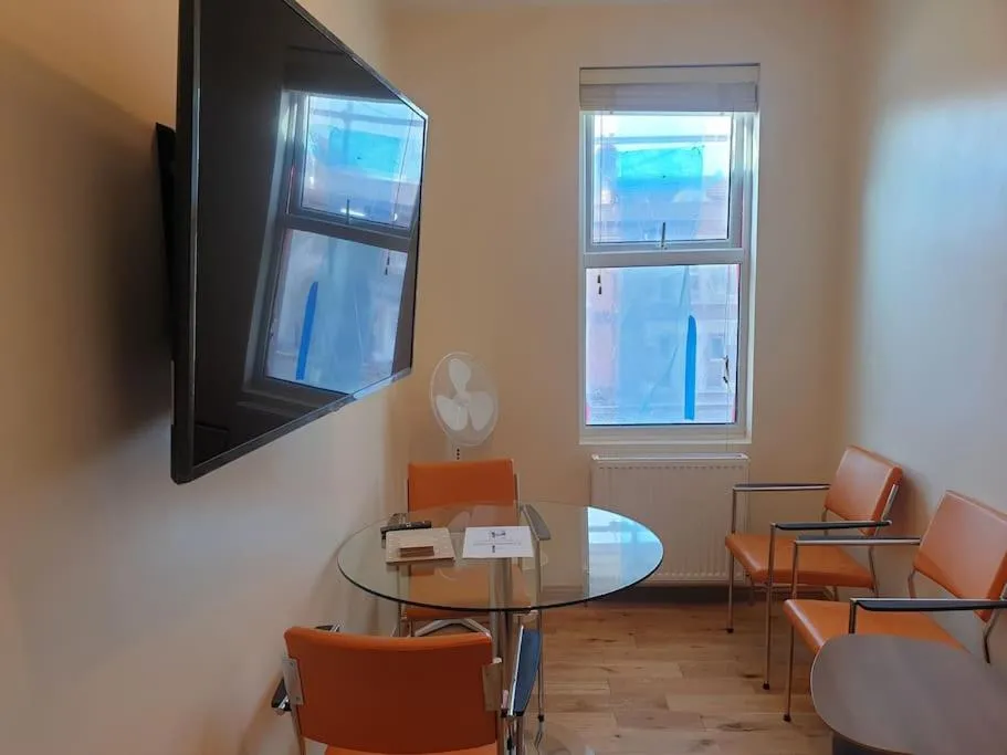 Image 5 of London Luxury 2 bedroom flat 4 mins to Ilford Stn Sleeps x8 Free Parking