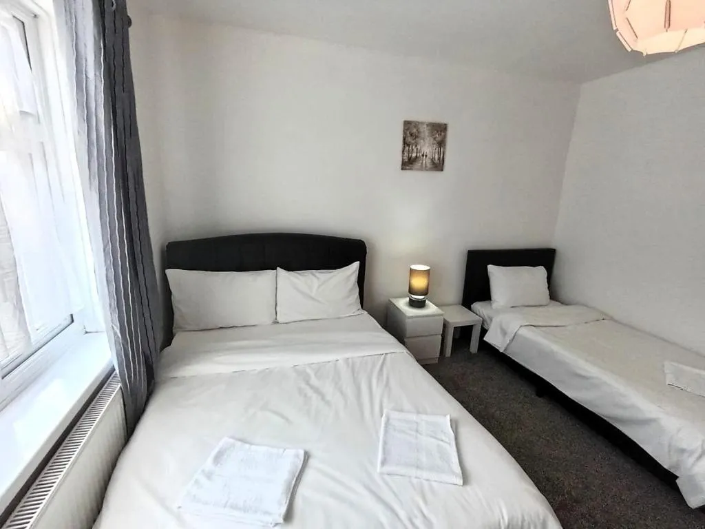 Image 1 of London Luxury 3 Bedroom Apartment close to East Ham Station