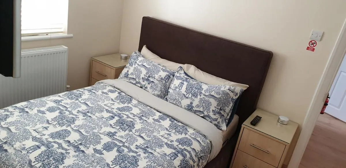 Image 2 of London Luxury 3 bedroom 2 bathrooms flat 1 min to Redbridge Station FREE parking & WIFI