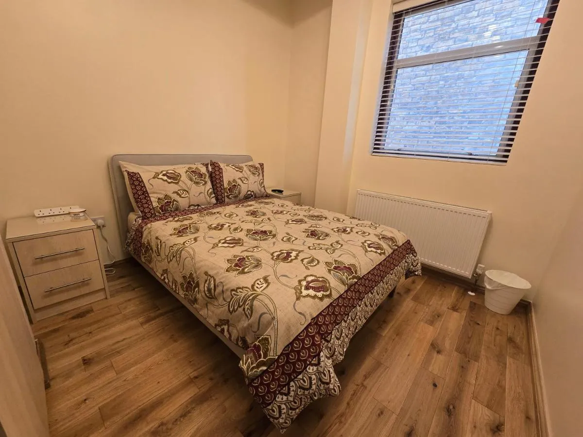 Image 2 of London Luxury 3 bedroom flat, free parking, garden, sleeps x10, Close to Tube
