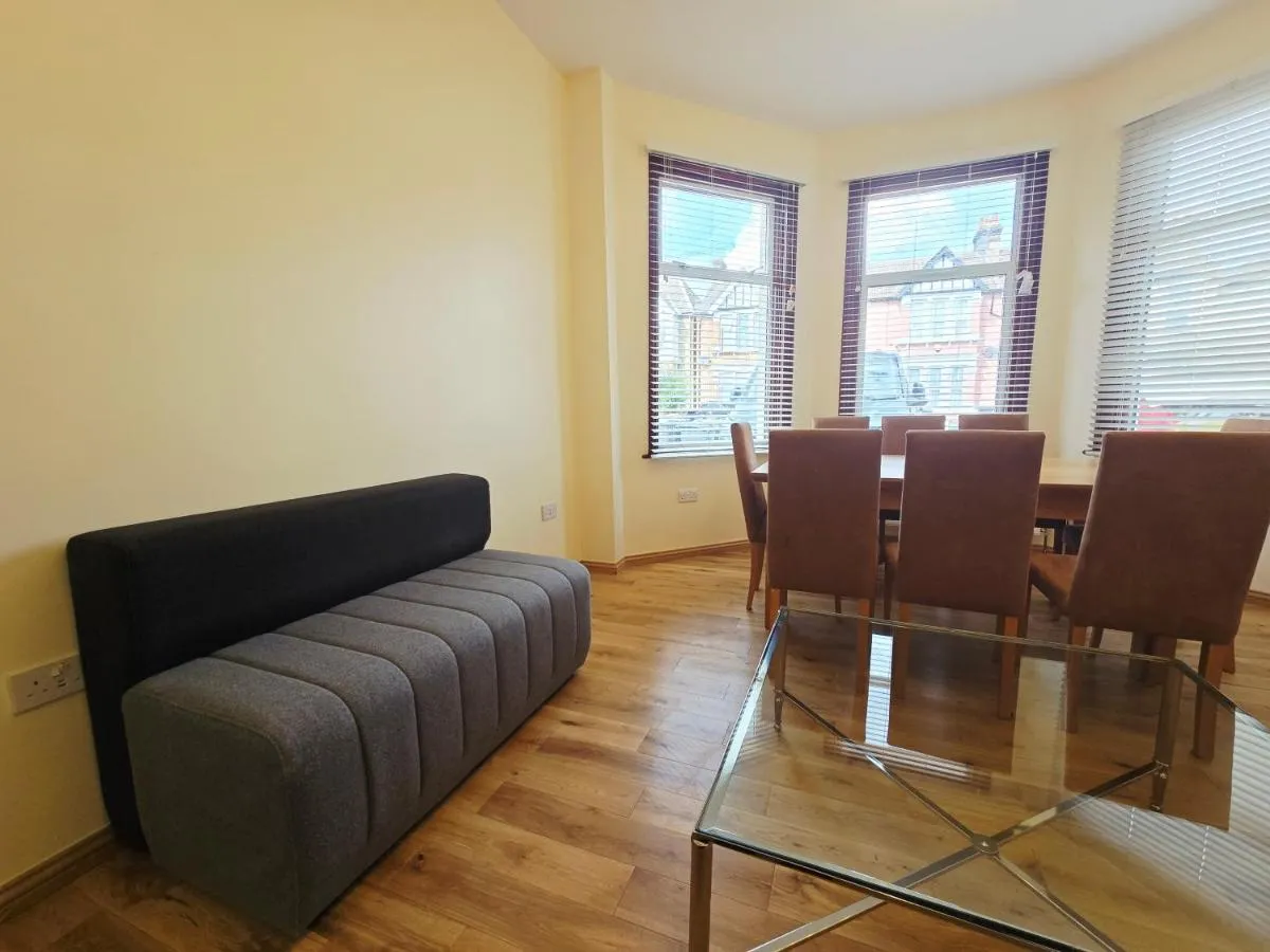 Image 4 of London Luxury 3 bedroom flat, free parking, garden, sleeps x10, Close to Tube