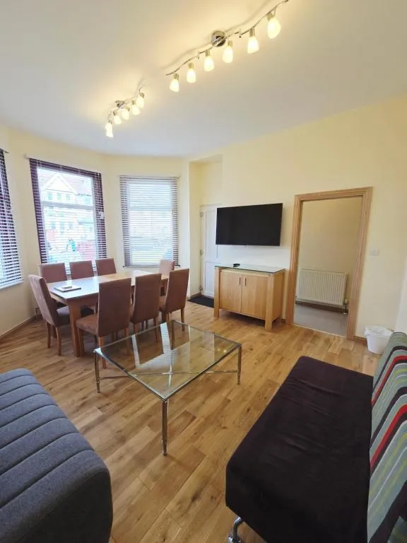 London Luxury 3 bedroom flat, free parking, garden, sleeps x10, Close to Tube