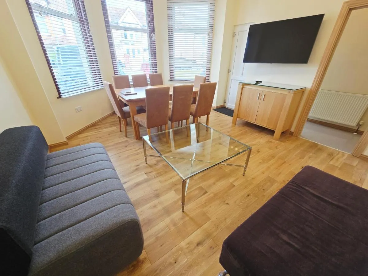 Image 5 of London Luxury 3 bedroom flat, free parking, garden, sleeps x10, Close to Tube