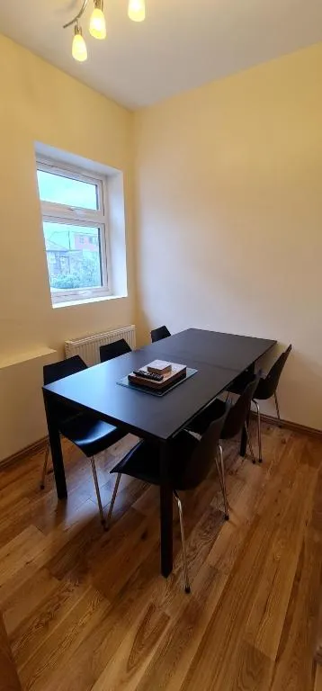 Image 1 of London Luxury 3 bedroom large apartment, aircon, free parking, station 4 mins walk