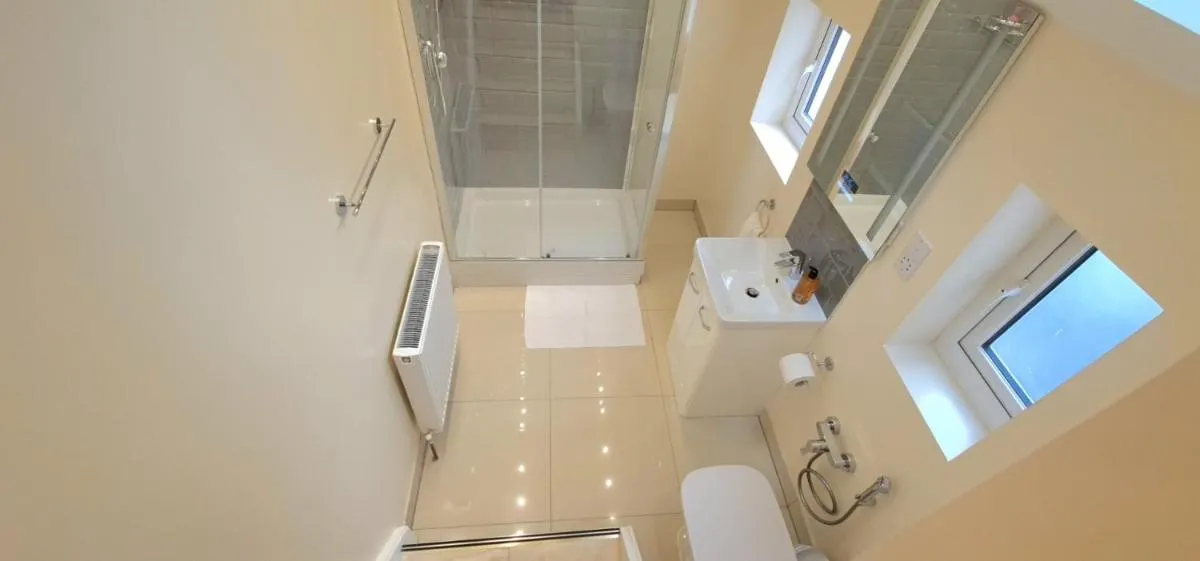 Image 3 of London Luxury 3 bedroom large apartment, aircon, free parking, station 4 mins walk