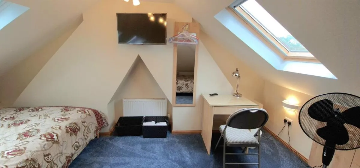 Image 5 of London Luxury 3 bedroom large apartment, aircon, free parking, station 4 mins walk