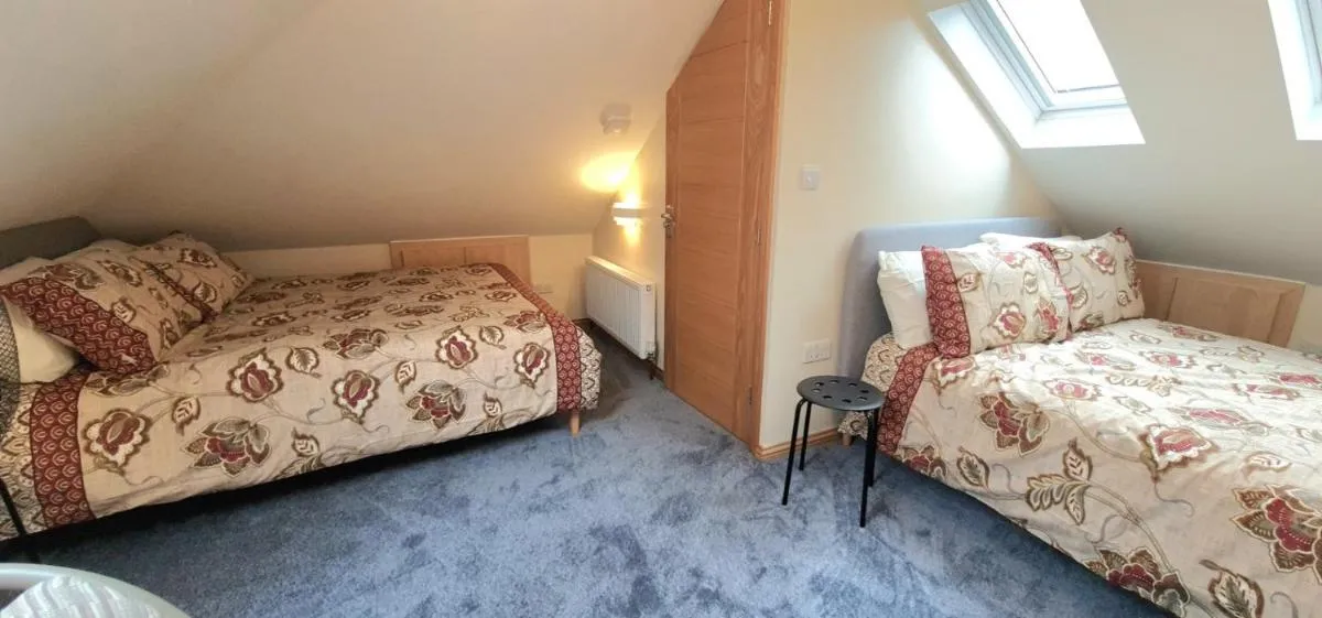 Image 2 of London Luxury 3 bedroom large apartment, aircon, free parking, station 4 mins walk