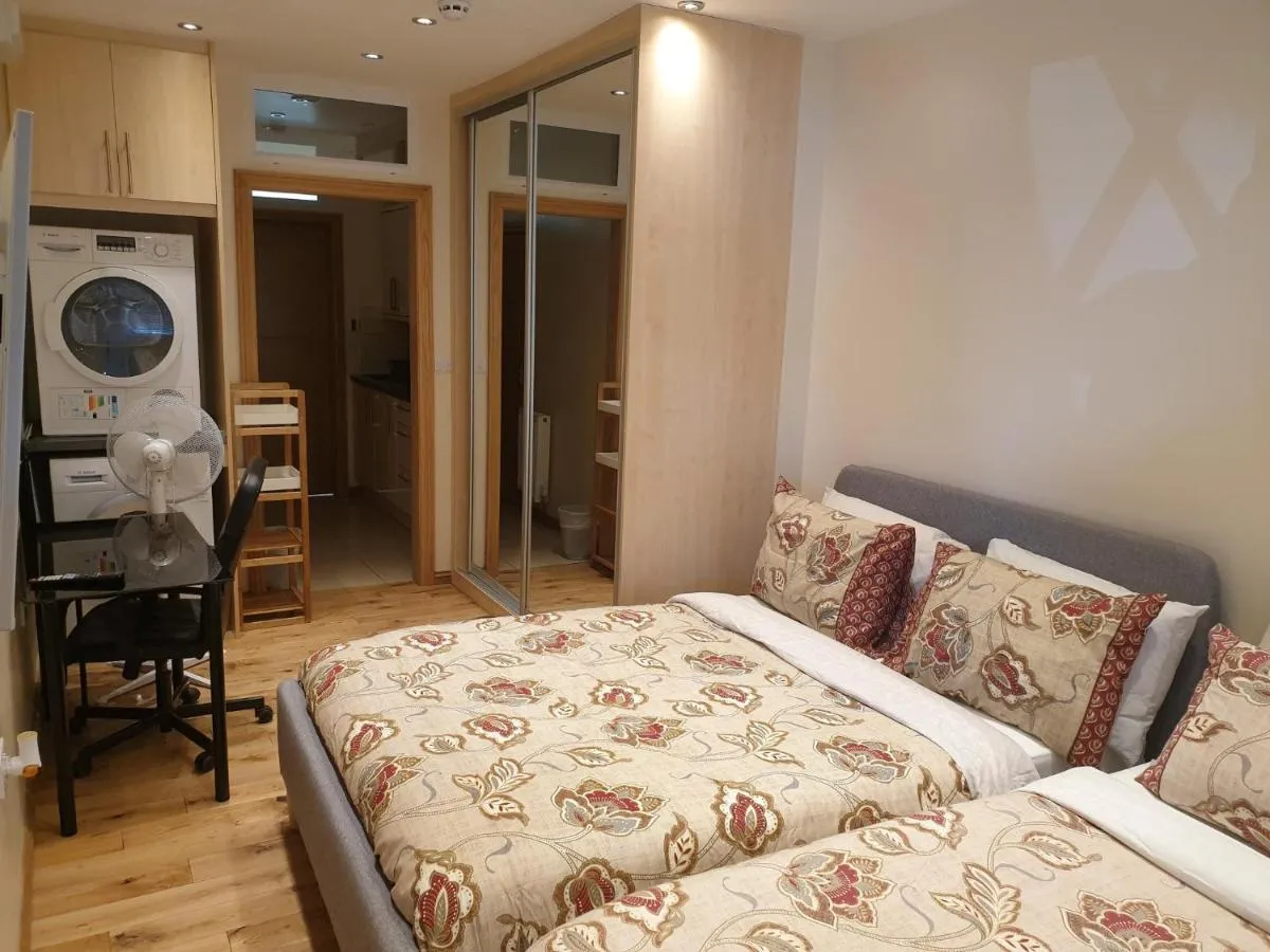 Image 2 of London Luxury Apartments 1min walk from Underground, with FREE PARKING FREE WIFI