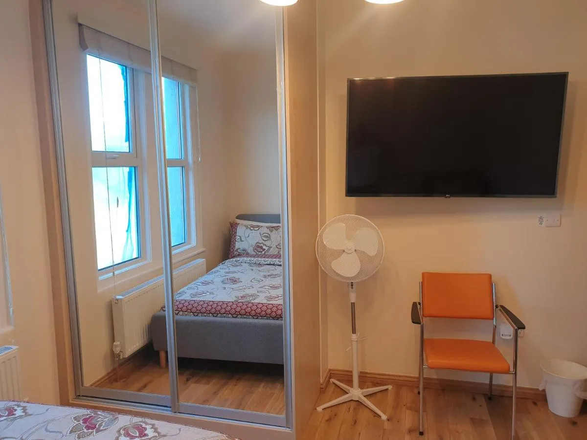 Image 2 of London Luxury Spacious 2 Bedroom Apartment 4 mins from Ilford Stn. FREE parking