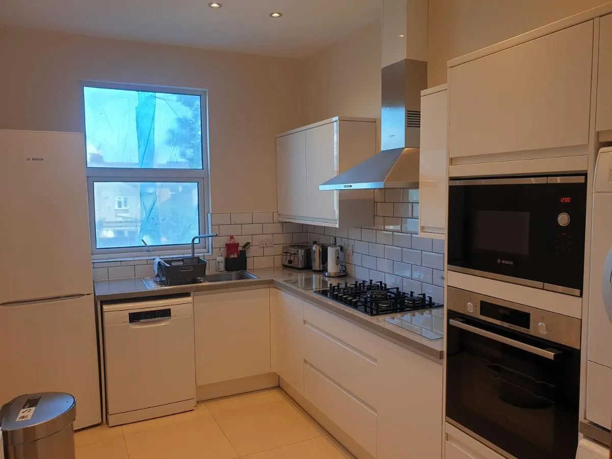 Image 4 of London Luxury Spacious 2 Bedroom Apartment 4 mins from Ilford Stn. FREE parking