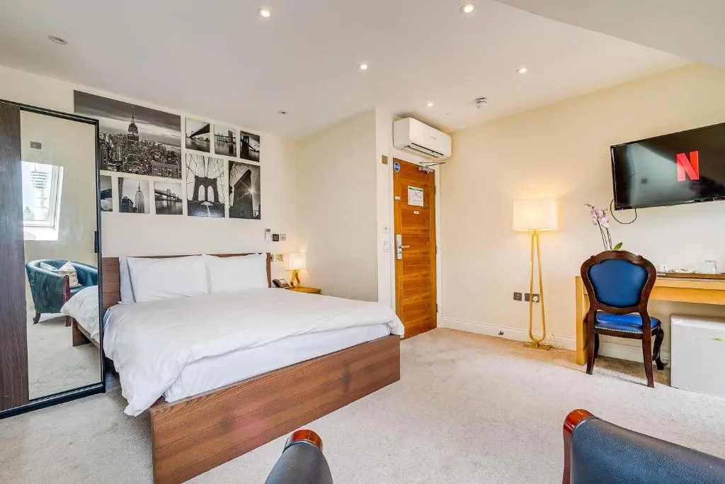 Image 1 of London Star Hotel