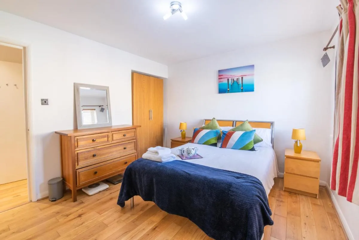 Image 3 of London Stratford – Spacious 2 bed flat with secured parking & private garden