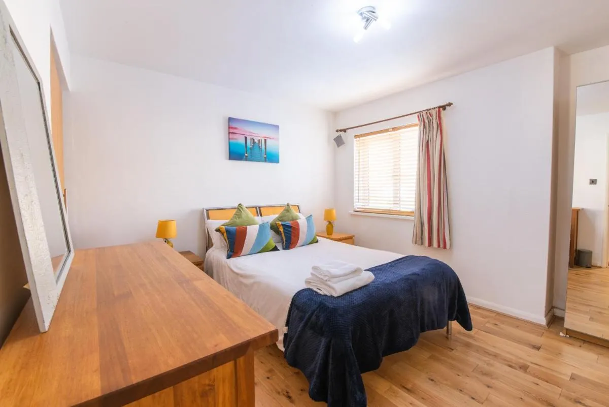 Image 4 of London Stratford – Spacious 2 bed flat with secured parking & private garden
