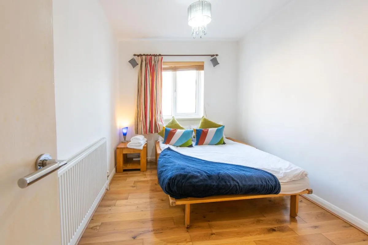 Image 5 of London Stratford – Spacious 2 bed flat with secured parking & private garden