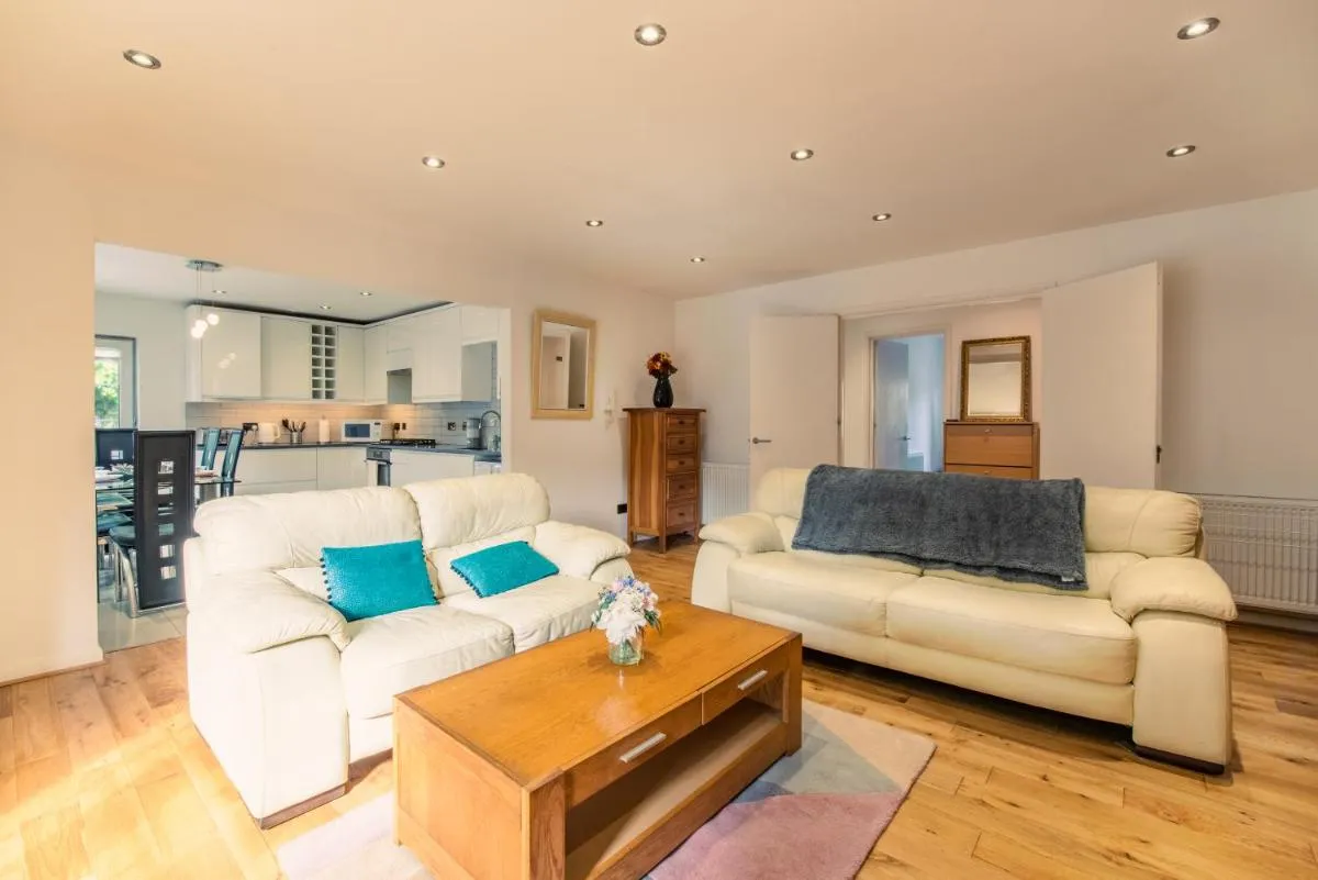 Image 2 of London Stratford – Spacious 2 bed flat with secured parking & private garden
