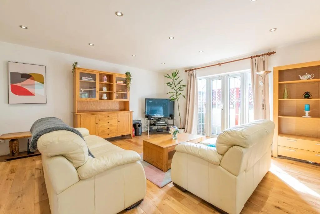 London Stratford – Spacious 2 bed flat with secured parking & private garden