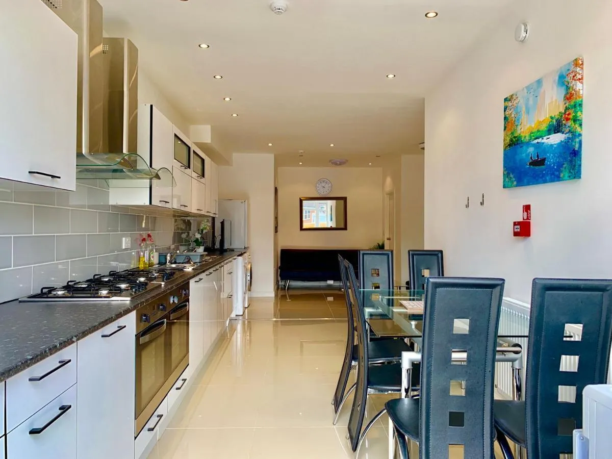 Image 4 of London Studio Apartments, Private Bathrooms and Parking