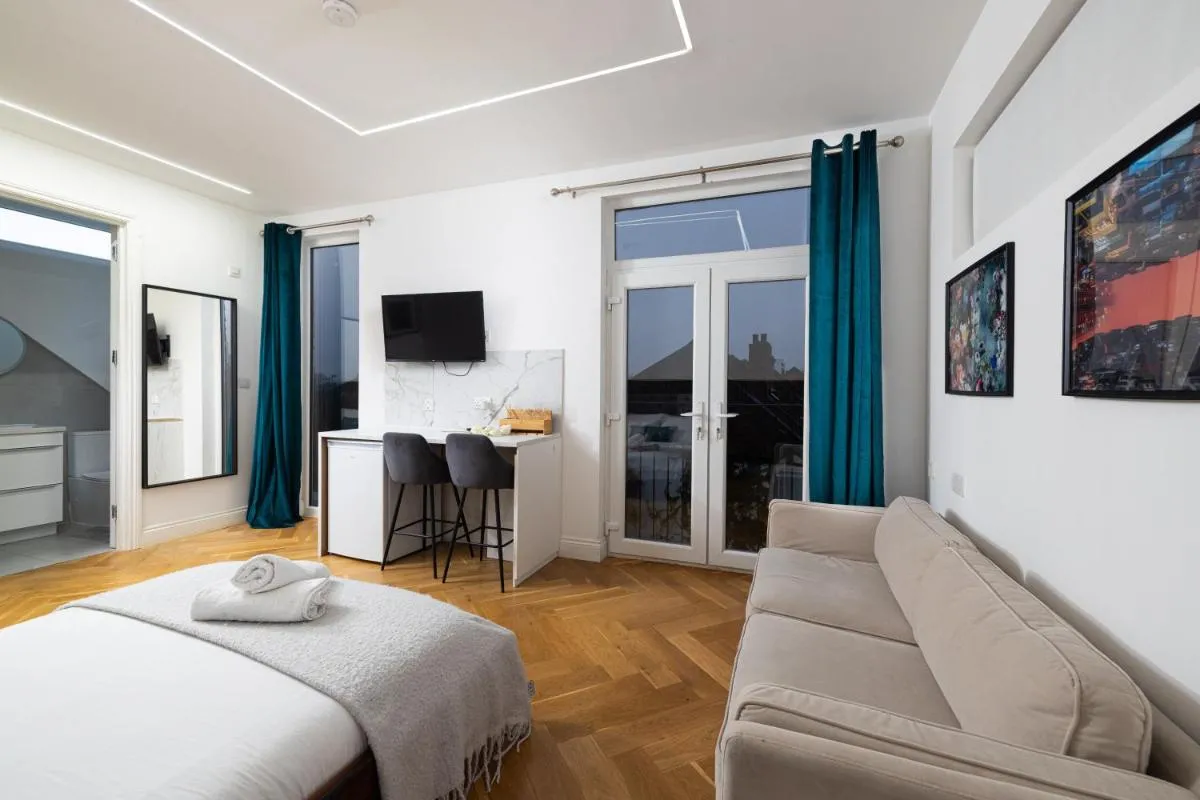 Image 5 of London Studios and Suites