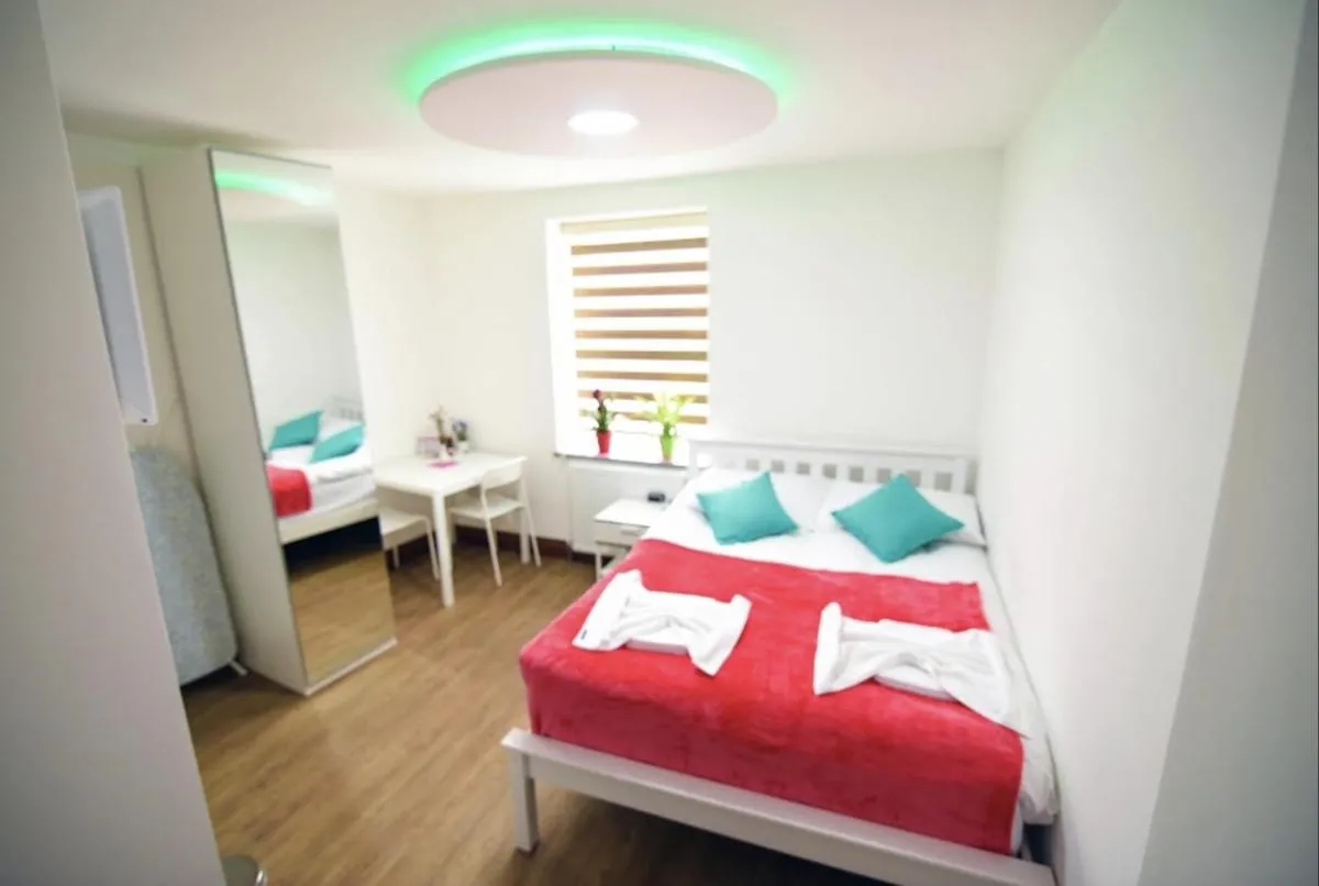 Image 3 of London Suite