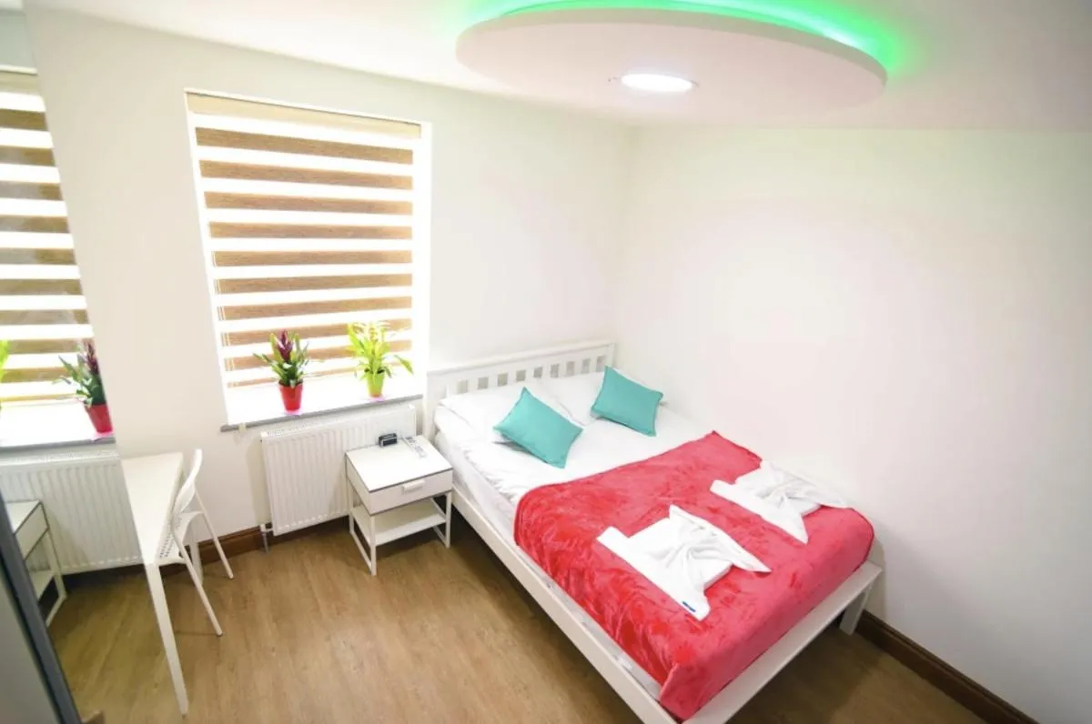 Image 4 of London Suite
