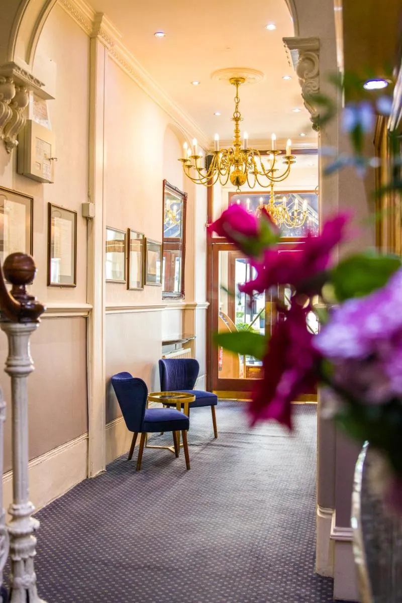 Image 4 of London Town Hotel
