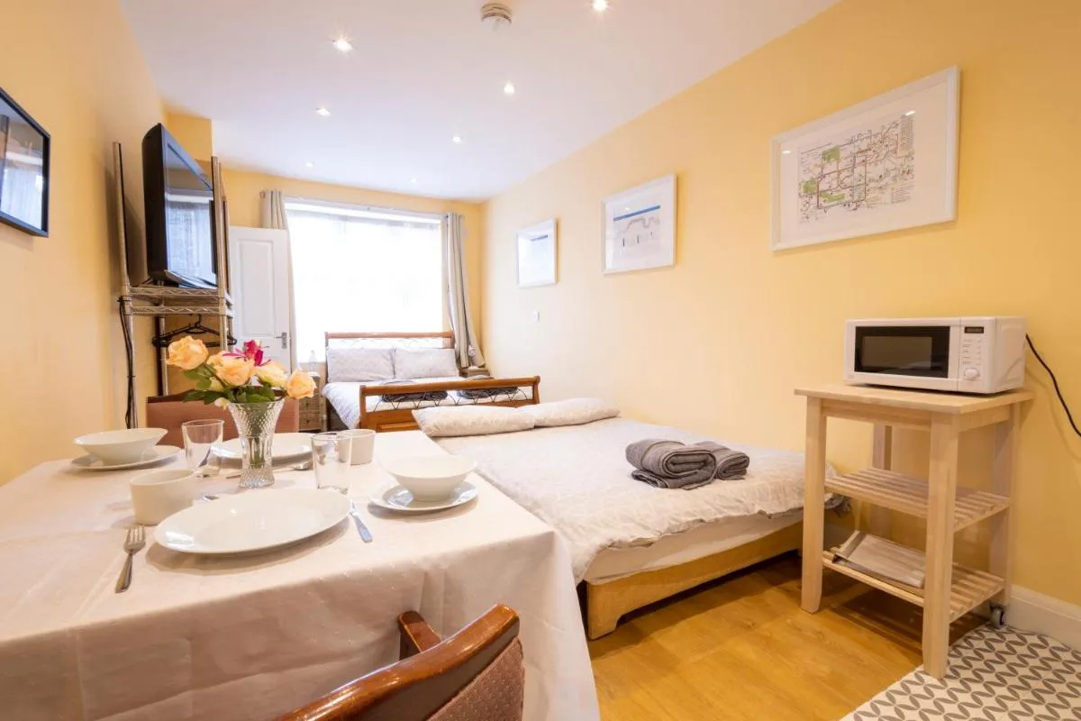 Image 5 of London VEGETARIAN Smoke & Pet Free En-suite with EV parking