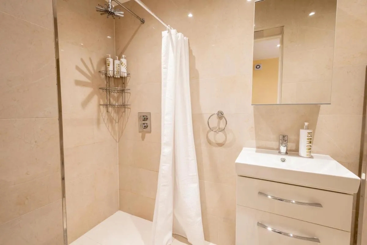 Image 3 of London VEGETARIAN Smoke & Pet Free En-suite with EV parking