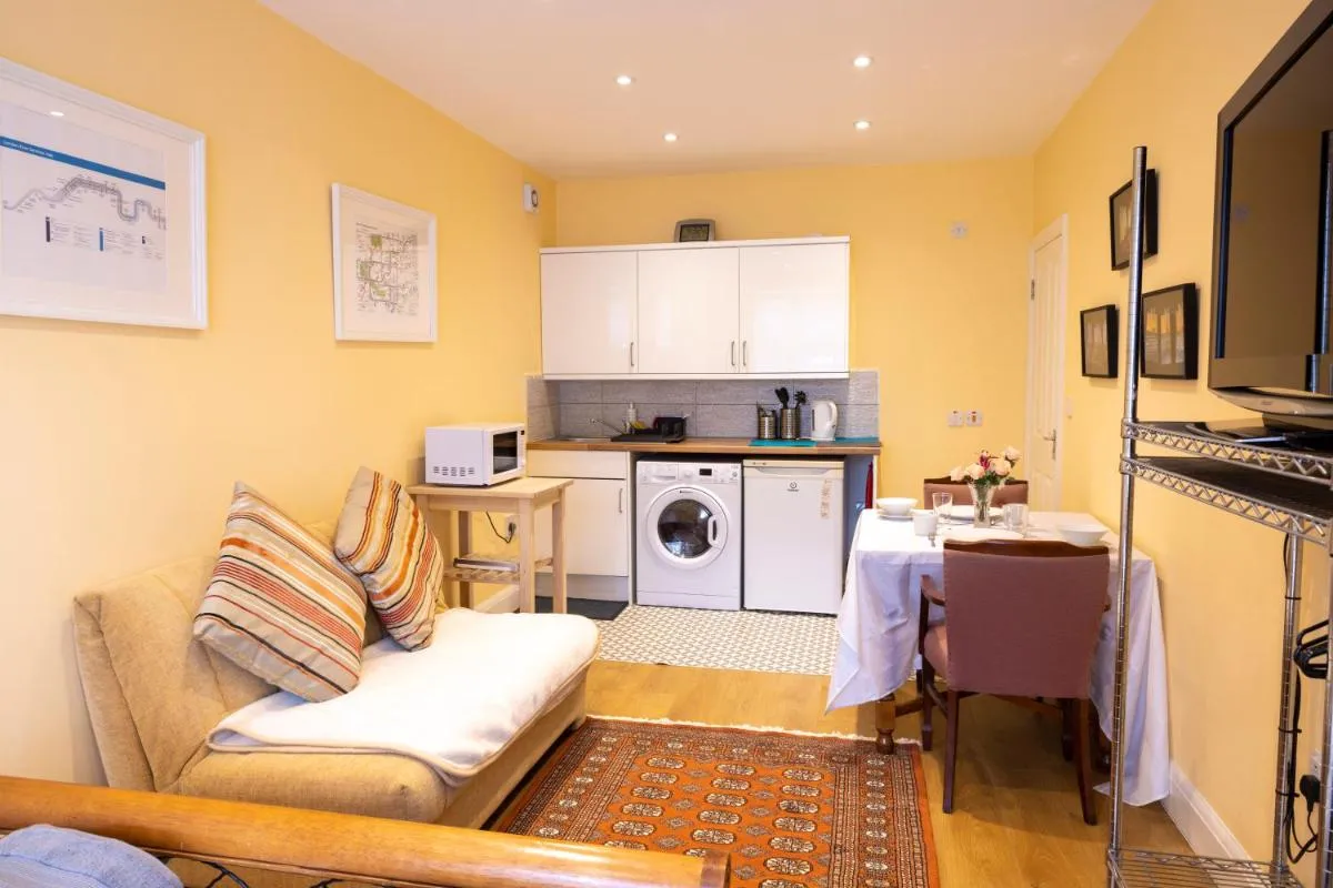 Image 4 of London VEGETARIAN Smoke & Pet Free En-suite with EV parking