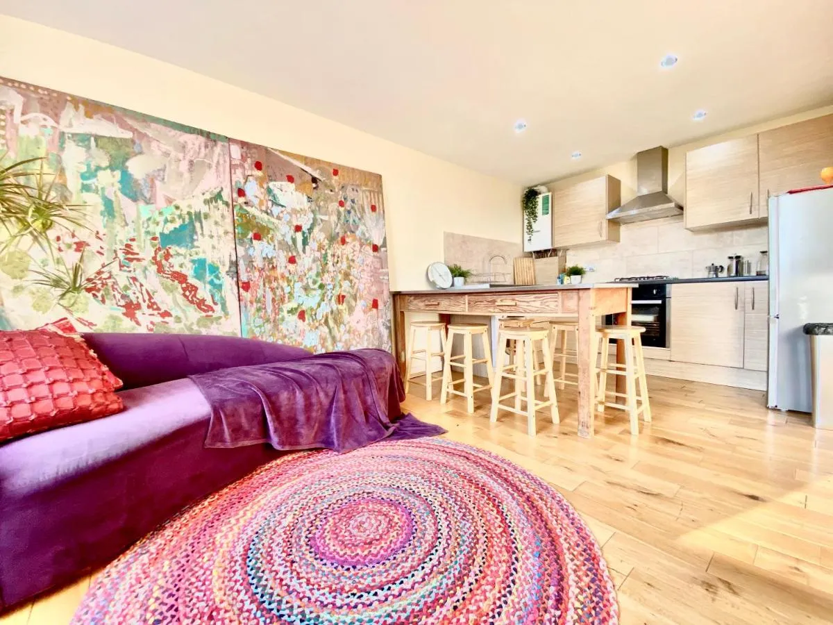 Image 3 of London’s Central East End 2 Bedroom City Apartments