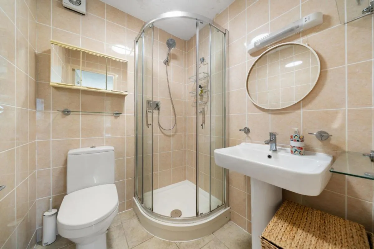 Image 3 of Long Stay 2BR Garden View Flat WiFi Parking Dishwasher Walk to Bromley High St & Station