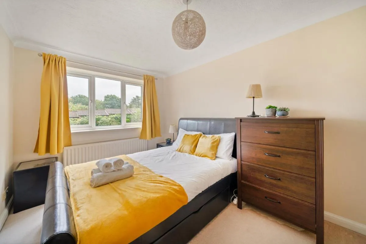 Image 2 of Long Stay 2BR Garden View Flat WiFi Parking Dishwasher Walk to Bromley High St & Station
