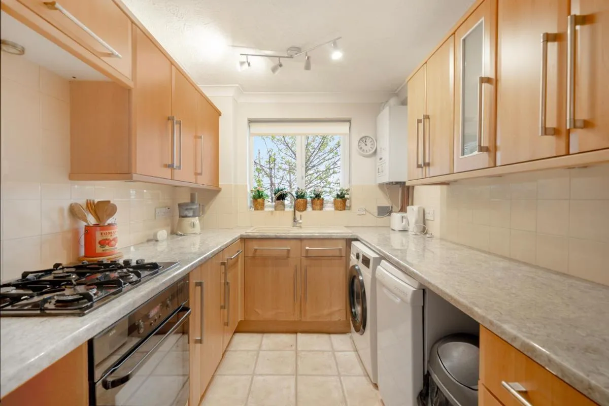 Image 4 of Long Stay 2BR Garden View Flat WiFi Parking Dishwasher Walk to Bromley High St & Station