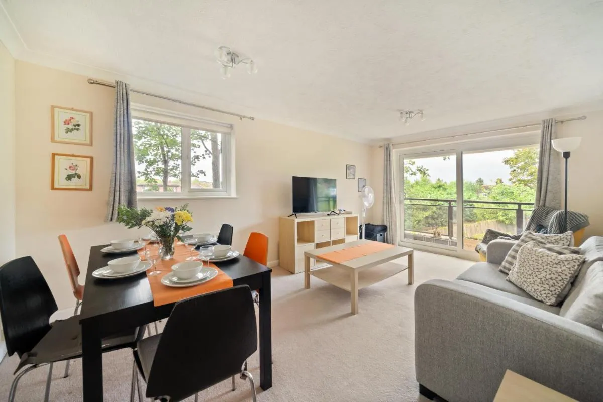 Image 5 of Long Stay 2BR Garden View Flat WiFi Parking Dishwasher Walk to Bromley High St & Station