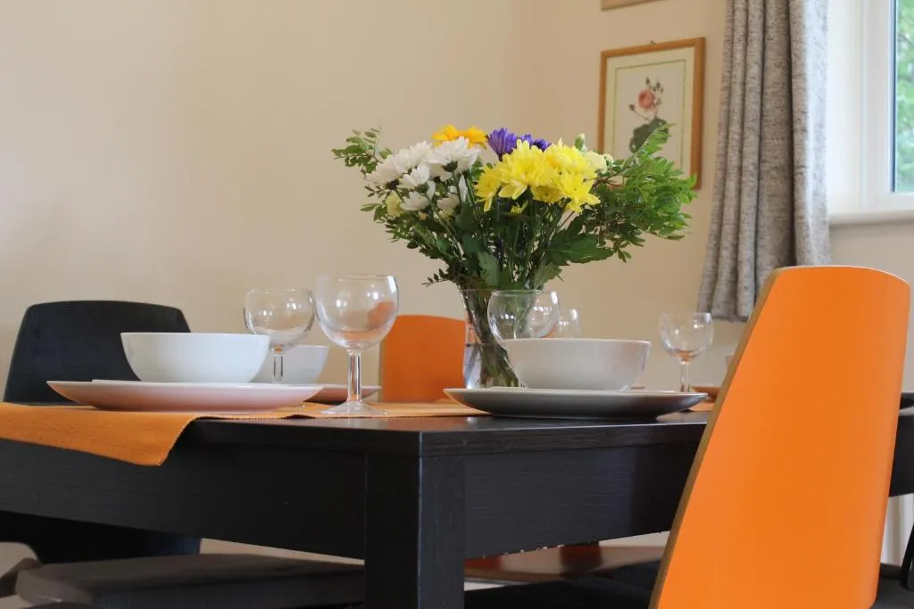 Image 1 of Long Stay 2BR Garden View Flat WiFi Parking Dishwasher Walk to Bromley High St & Station