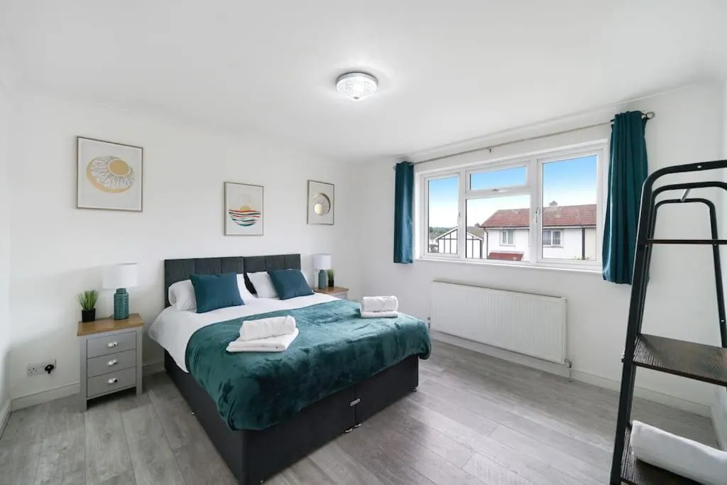 Image 5 of Loughton 3 Bedroom Sleeps 5 by BSE Homes