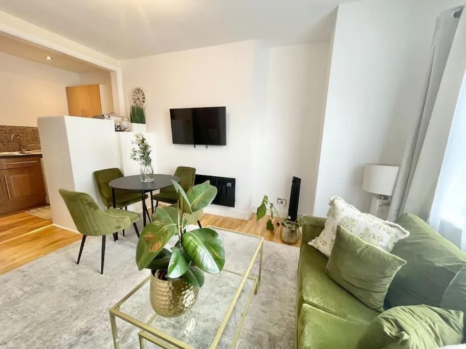 Image 3 of Lovely 1Bdr flat next to Earls Court Station