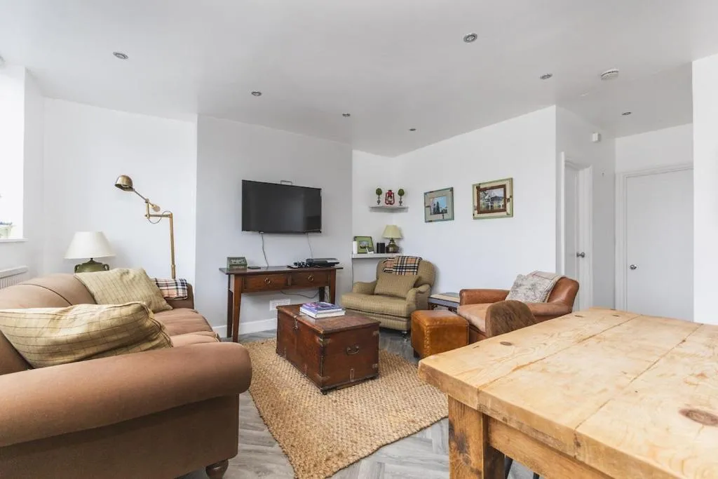 Image 1 of Lovely 2BR Flat 5 mins to Tube, Fullham