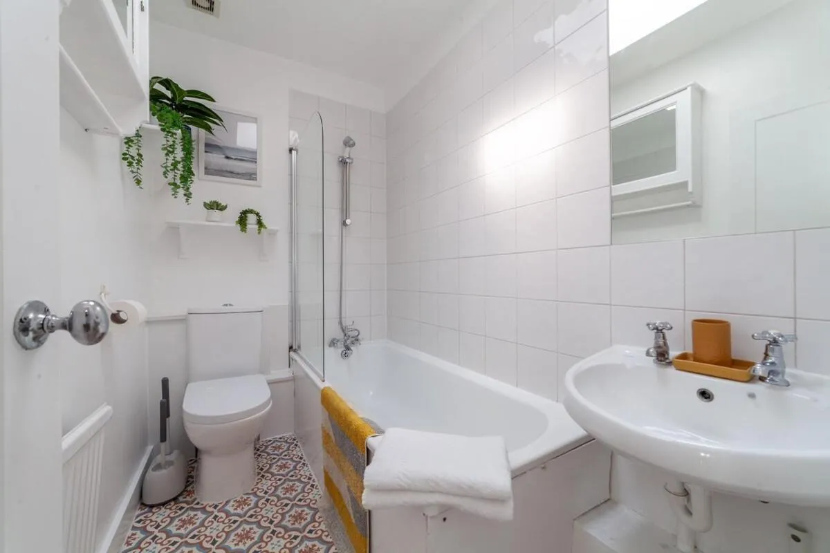 Image 3 of Lovely 2BR Flat 5 mins to Tube, Fullham