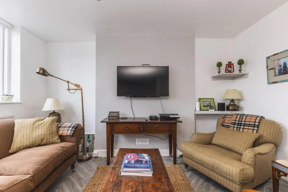 Image 5 of Lovely 2BR Flat 5 mins to Tube, Fullham