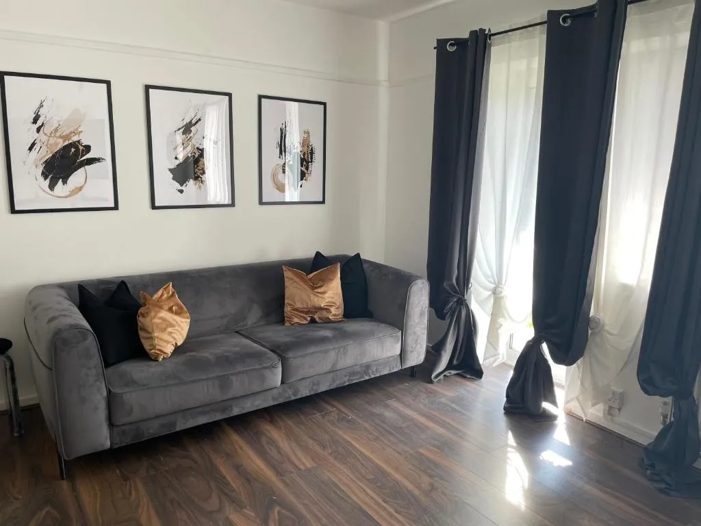 Image 1 of Lovely 2Bedroom 4mins from Wimbledon station