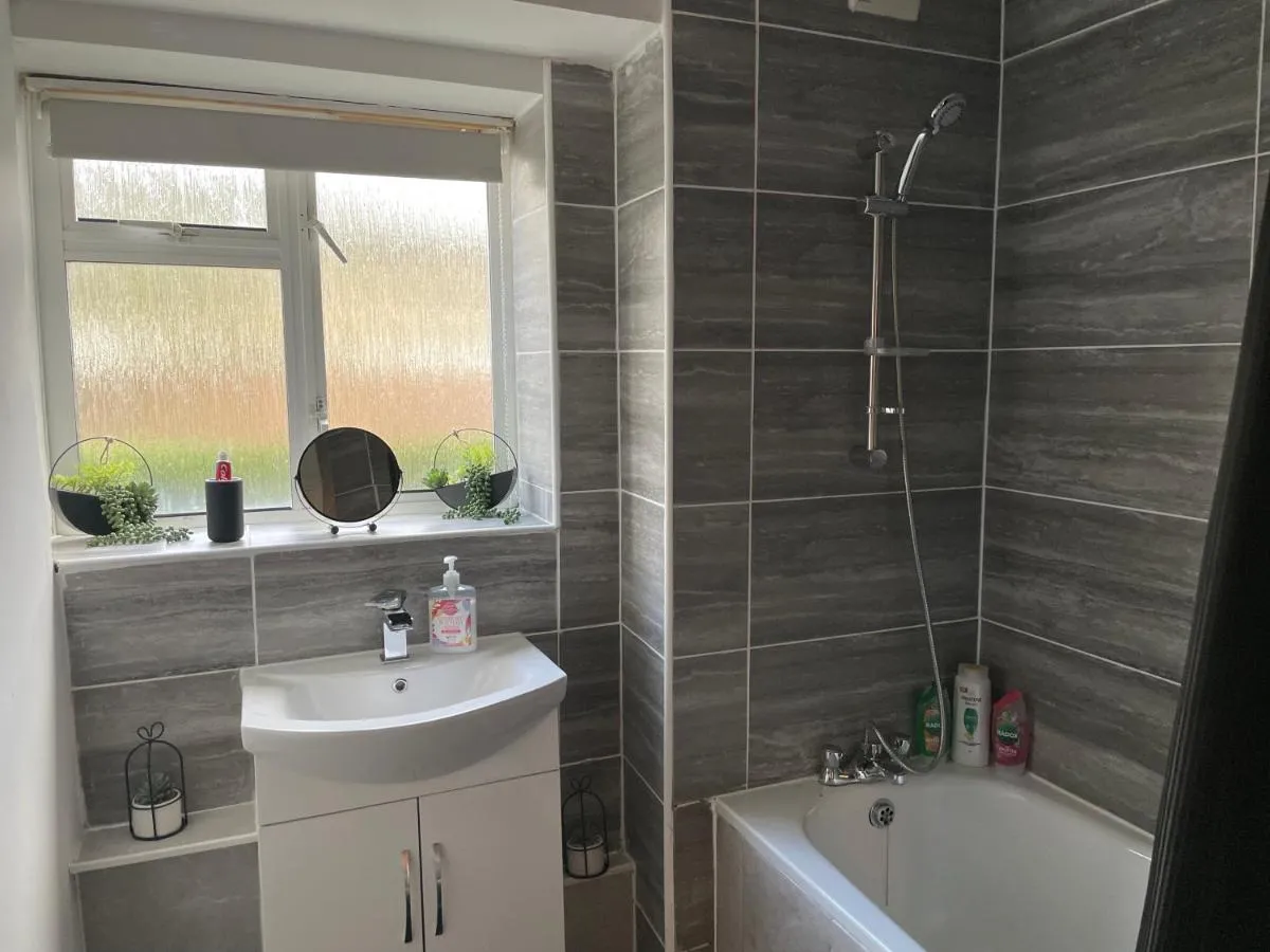 Image 3 of Lovely 2Bedroom 4mins from Wimbledon station