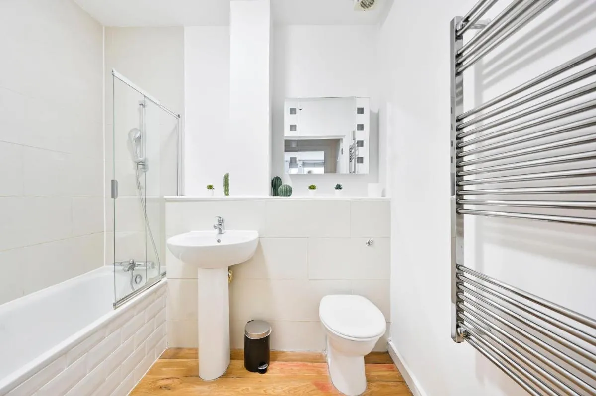 Image 3 of Lovely 2 BED Tower Bridge Apartment Sleeps 6