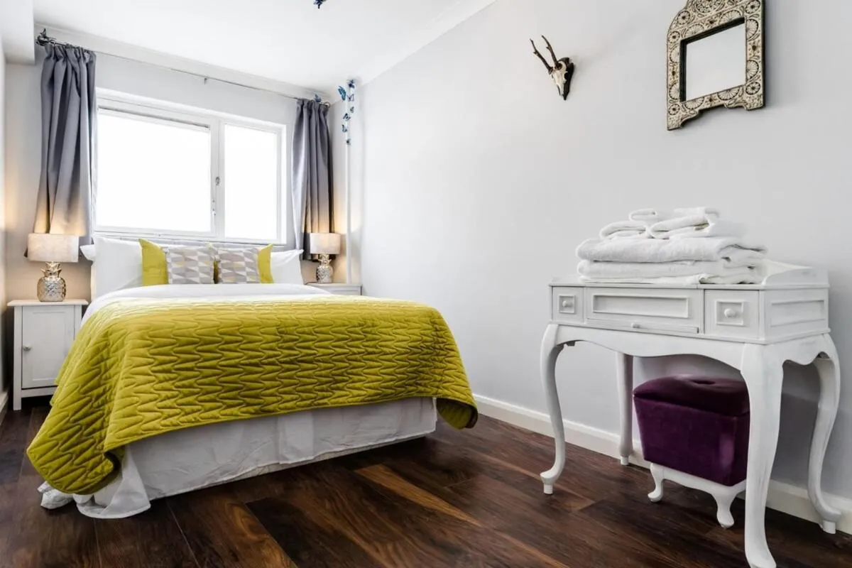 Image 3 of Lovely 2 Bedroom Apartment Near South Bank