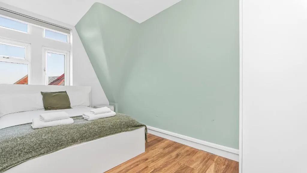 Image 1 of Lovely 2 Bedrooms Flat Next to The Station