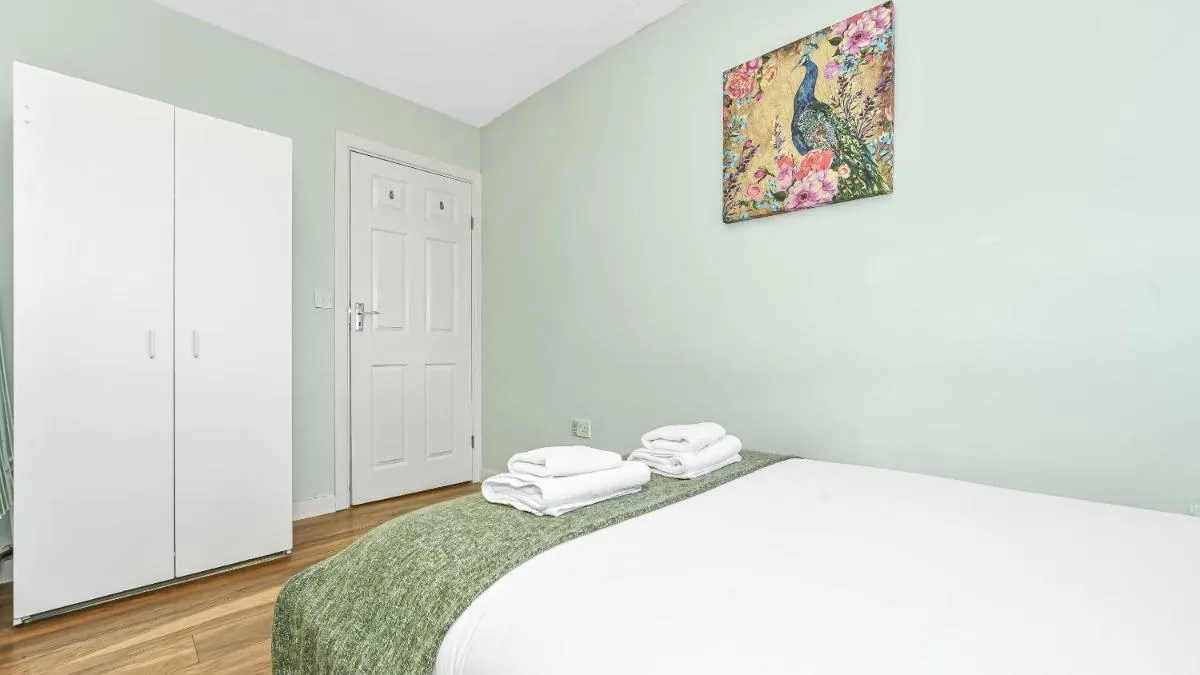 Image 3 of Lovely 2 Bedrooms Flat Next to The Station