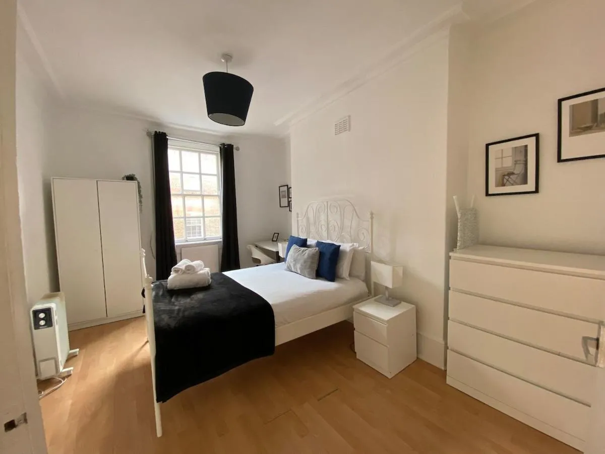Image 3 of Lovely 2 bed flat in SOHO!
