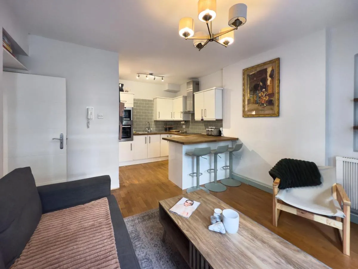 Image 3 of Lovely 2 bedroom Garden Flat apartment in West Kensington