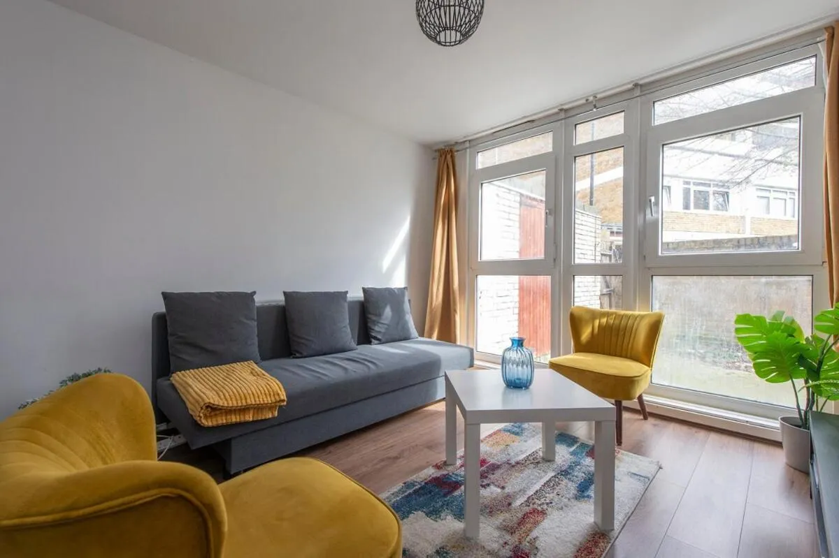 Image 3 of Lovely 2-bed 20 mins to central London